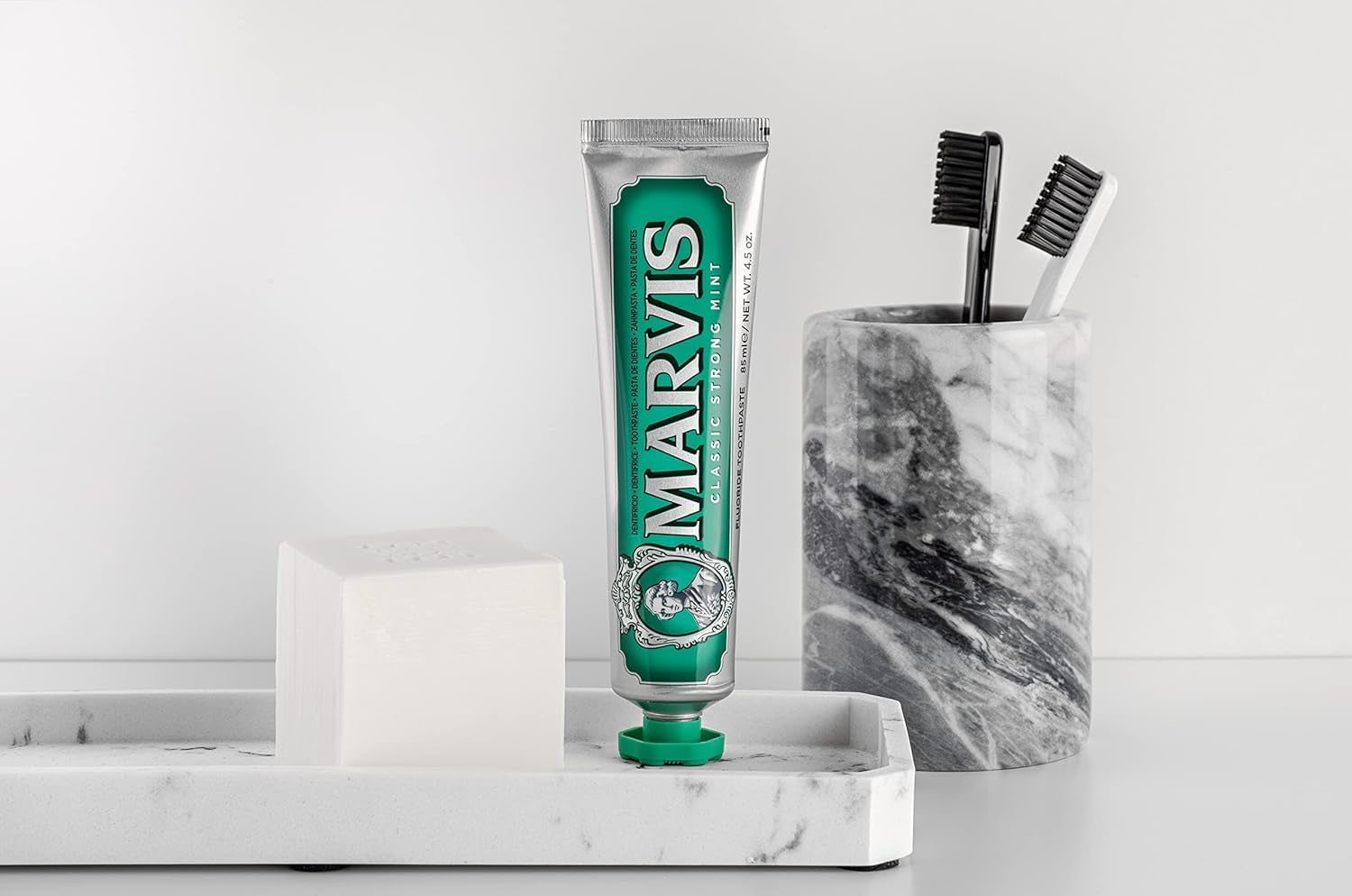 Marvis Classic Strong Mint Zahnpasta, 85 Ml, Zahnpasta Mit Geschmacks-Erlebnis-Garantie Für Belebende Und Langanhaltende Frische