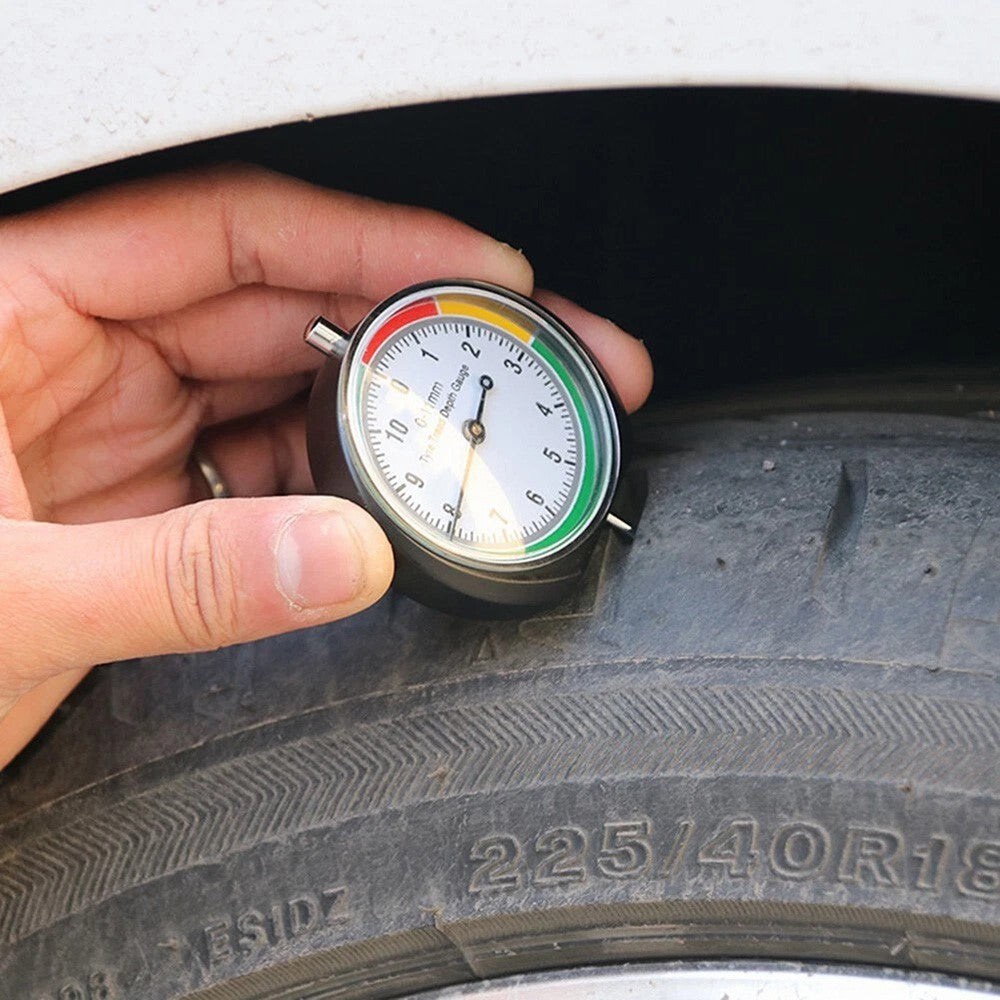 Reifendruckprüfer: Präzise Messung der Profiltiefe für Auto-Reifen