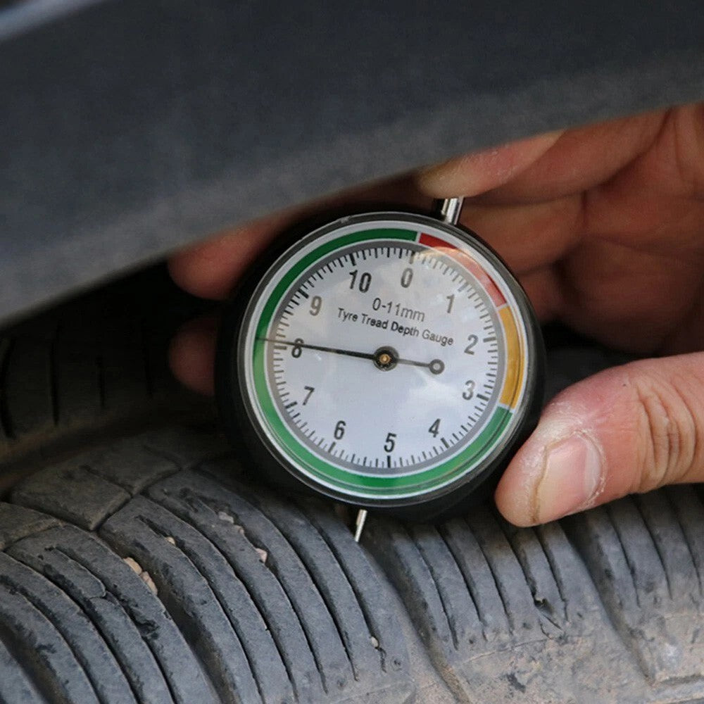 Reifendruckprüfer: Präzise Messung der Profiltiefe für Auto-Reifen