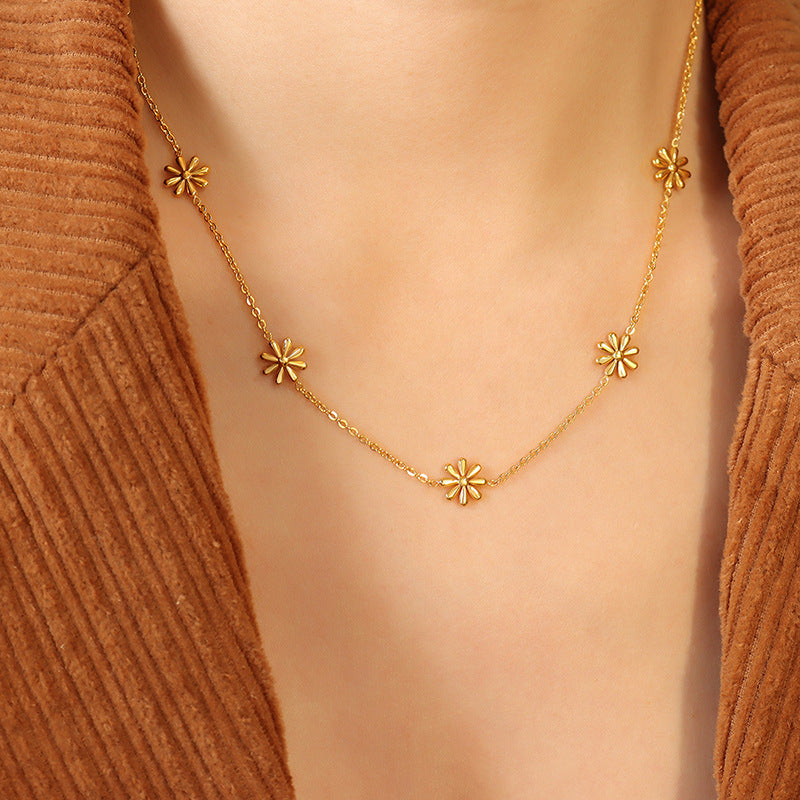 Gold Plated Daisy Necklace for Women Titanium Steel Geometric Pendant Adjustable Chain 40+5cm for Everyday Wear