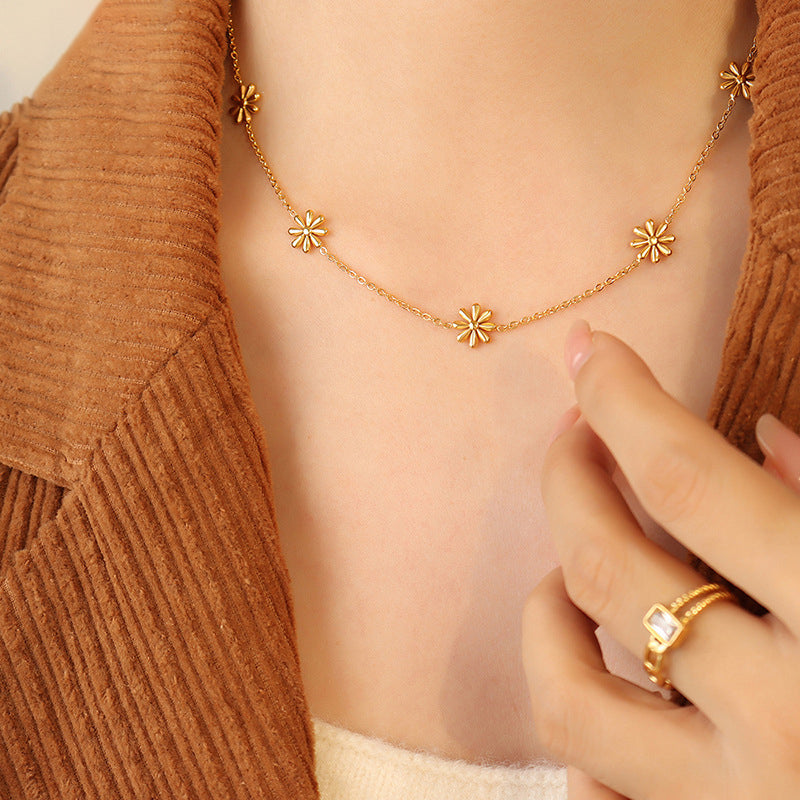 Gold Plated Daisy Necklace for Women Titanium Steel Geometric Pendant Adjustable Chain 40+5cm for Everyday Wear