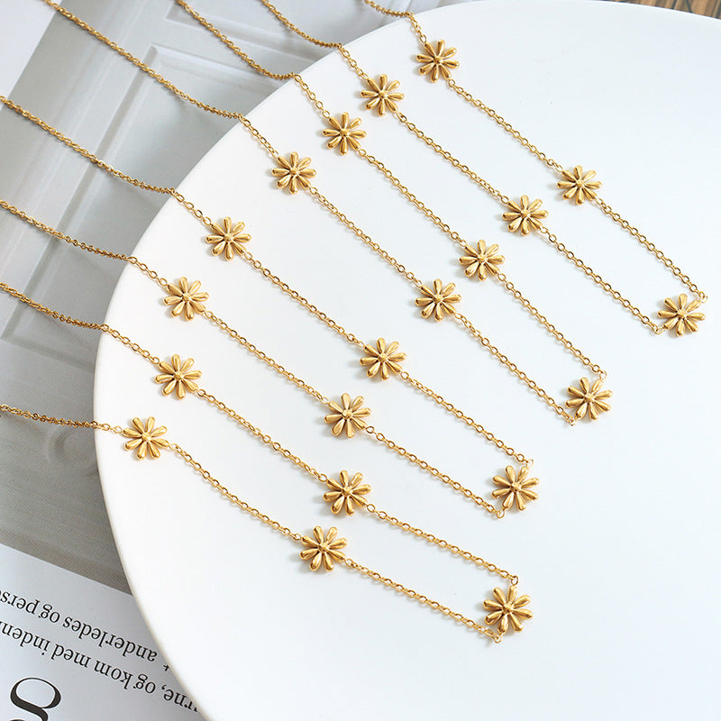 Gold Plated Daisy Necklace for Women Titanium Steel Geometric Pendant Adjustable Chain 40+5cm for Everyday Wear