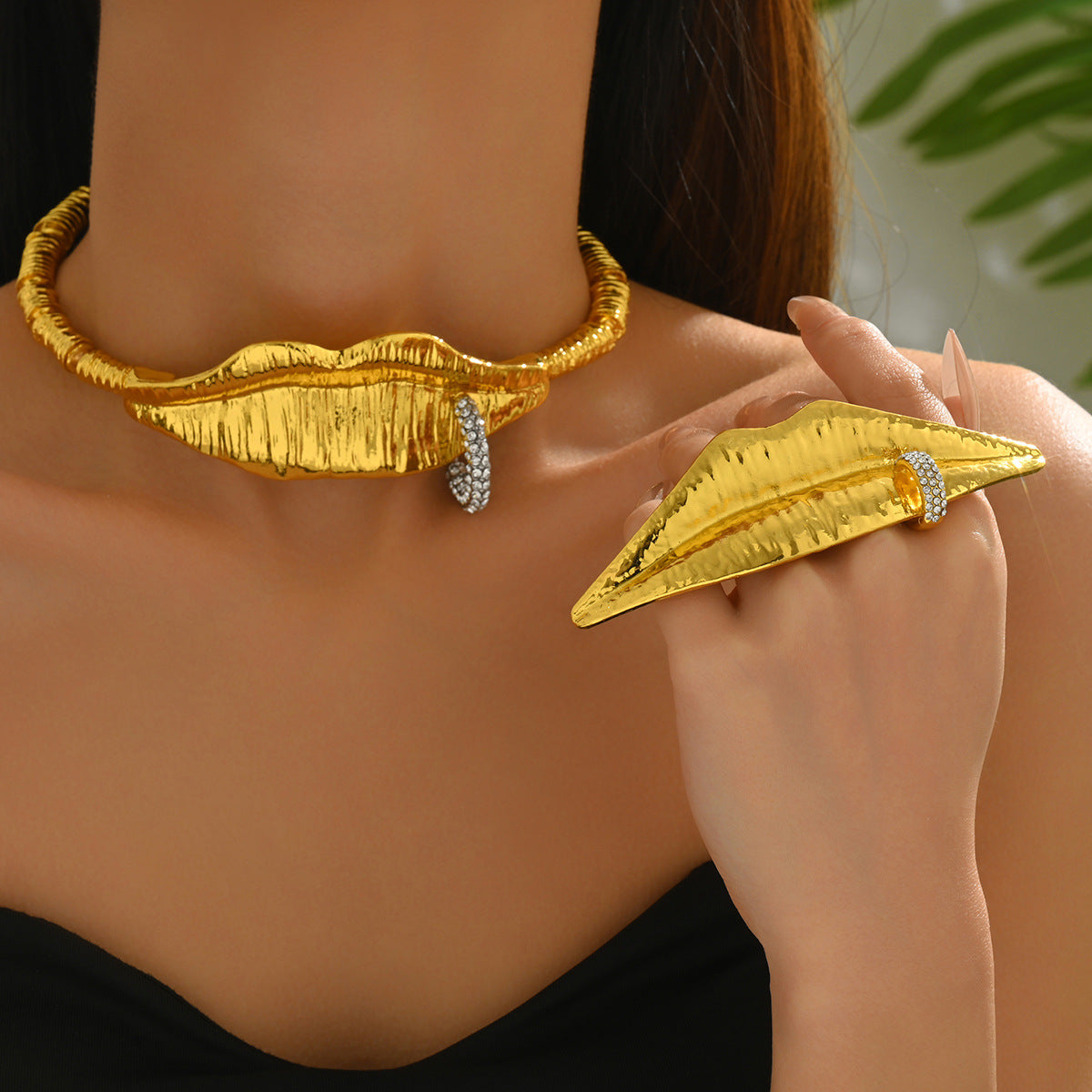 Hip Hop Rhinestone Inlaided Metal Lip Shape Necklace with 2 Rings for Women Jewelry Set