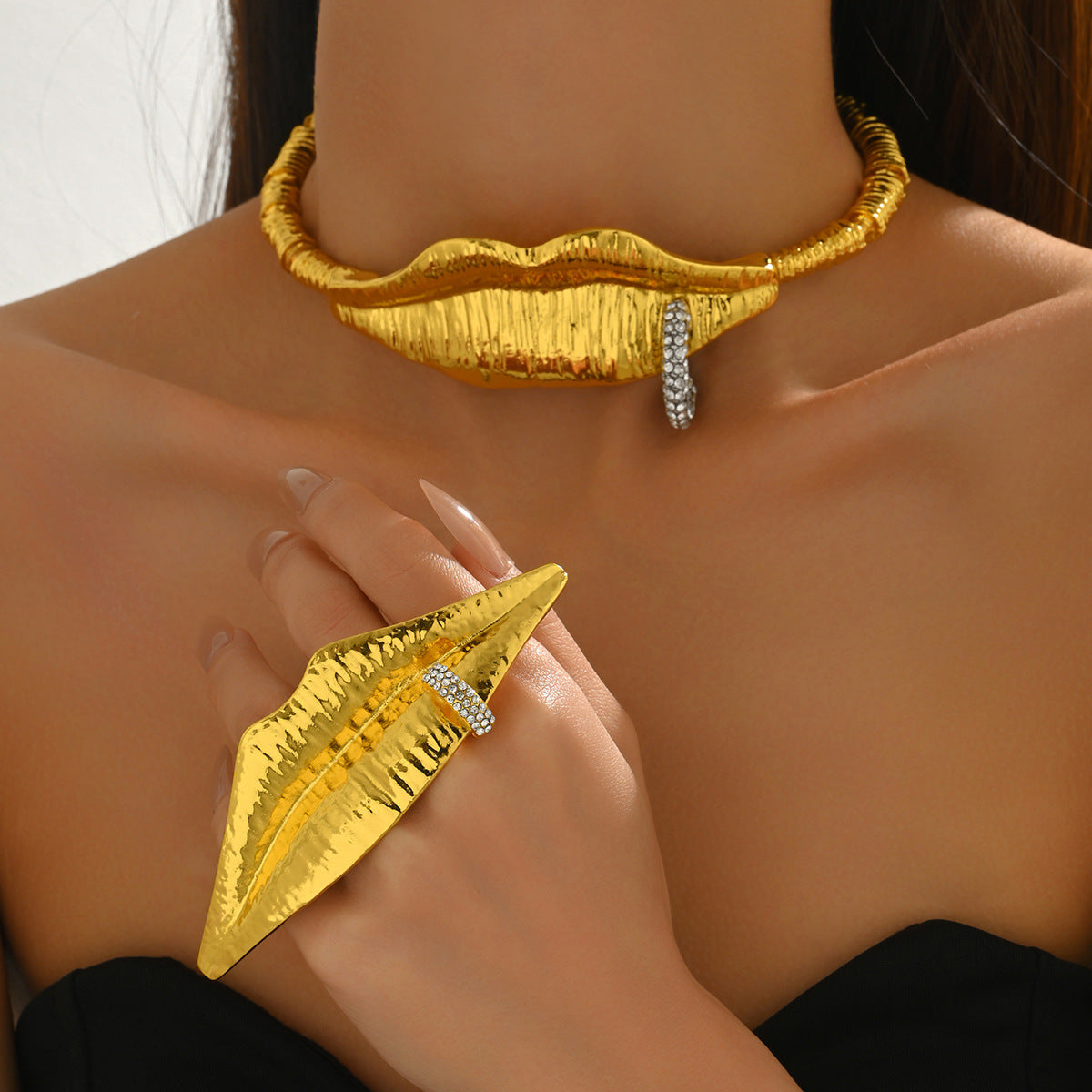 Hip Hop Rhinestone Inlaided Metal Lip Shape Necklace with 2 Rings for Women Jewelry Set