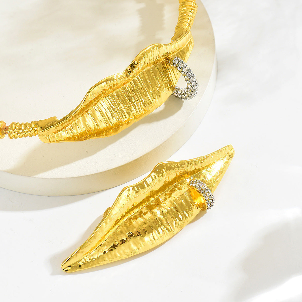 Hip Hop Rhinestone Inlaided Metal Lip Shape Necklace with 2 Rings for Women Jewelry Set